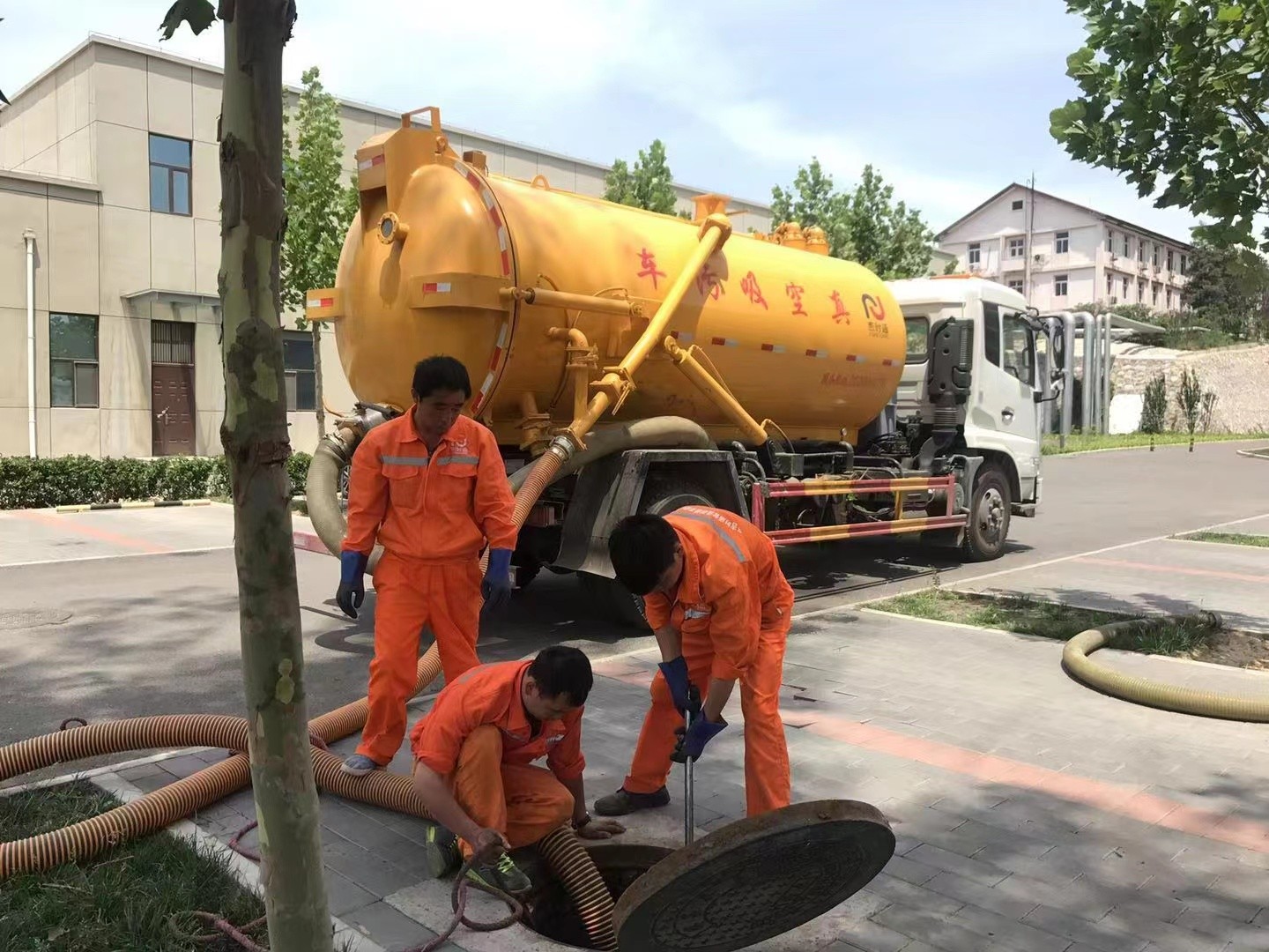 八宿管道疏通车停在窨井附近